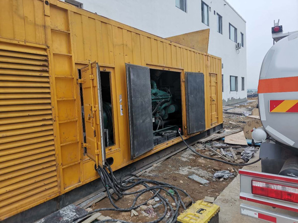 三穗如何在发电机出租合同中约定设备的维修和保养责任?