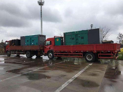 三穗涂抹密封胶后，需要等待多长时间才能安装水冷式机油散热器密封件？